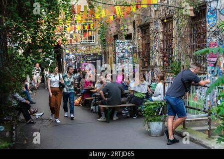 Berlin, Allemagne, juillet 20 : café de rue dans l'une des cours de la ville, où les résidents et les invités se détendent à Berlin le 20 juillet 2023. Banque D'Images