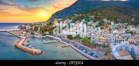 Le village d'Agios Kirikos est la capitale de l'île d'Ikaria, en Grèce. Banque D'Images