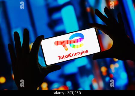 Brésil. 13 septembre 2023. Sur cette photo, le logo Total Energies est affiché sur l'écran d'un smartphone. (Photo de Rafael Henrique/SOPA Images/Sipa USA) *** strictement à des fins éditoriales *** crédit : SIPA USA/Alamy Live News Banque D'Images