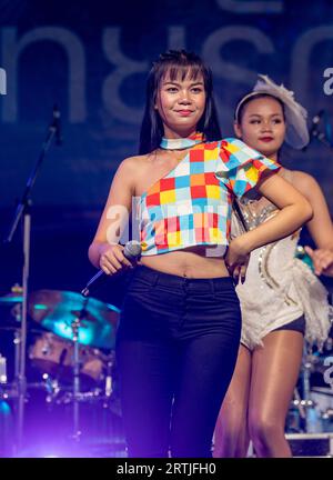 Chanteurs et danseurs thaïlandais sur scène en Thaïlande Banque D'Images