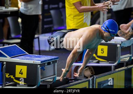 Duesseldorf, Allemagne. 13 septembre 2023. Un nageur amputé des jambes de Colombie se catapulte du bloc de départ avec ses bras et ses mains. La compétition paralympique pour les athlètes handicapés de guerre se rend en Allemagne pour la première fois. Crédit : Christoph Reichwein/dpa/Alamy Live News Banque D'Images