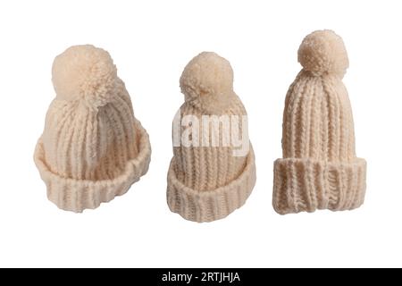 Bonnet beanie beige chaud avec pompon isolé sur fond blanc. Banque D'Images