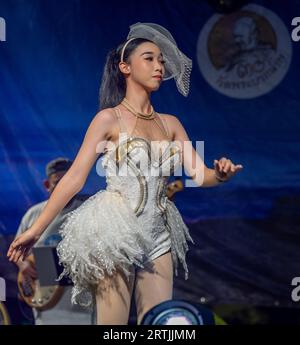 Chanteurs et danseurs thaïlandais sur scène en Thaïlande Banque D'Images