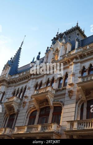 Ancien bâtiment sur la rue Stavropoleos dans le vieux centre de Bucarest, construit en 1899 dans le style architectural néo-gothique Banque D'Images