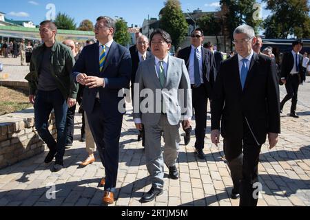 Le ministre japonais des Affaires étrangères Yoshimasa Hayashi et le ministre ukrainien des Affaires étrangères Dmytro Kuleba marchent dans le centre de Kiev lors de leur rencontre. Le ministre japonais des Affaires étrangères Hayashi est arrivé dans la capitale ukrainienne pour une visite inopinée où il a rencontré de hauts responsables ukrainiens. Banque D'Images