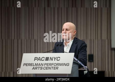 Ron Perelman prend la parole lors de la cérémonie d'ouverture de presse et de coupe de ruban du Perelman Performing Arts Center (PAC NYC) le 13 septembre 2023 à New York. Le centre des arts de la scène, construit au Ground Zero dans le Lower Manhattan, devrait ouvrir le 19 septembre 2023, avec le premier de cinq concerts axés sur le thème du refuge. Crédit : Brazil photo Press/Alamy Live News Banque D'Images