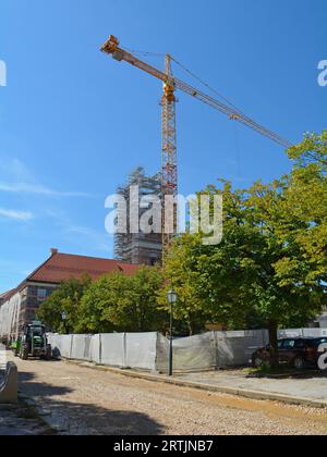 Karlovac, Croatie - 1 septembre 2023. Rénovation majeure et travaux routiers dans le centre historique de Karlovac. Église de la très Sainte Trinité en échafaudage Banque D'Images