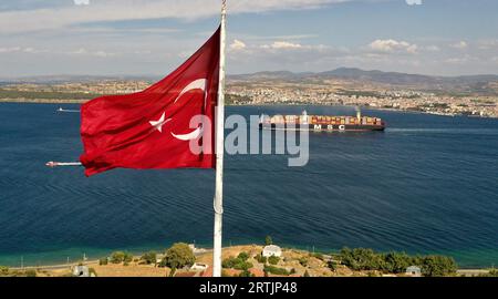 La voie navigable d'importance internationale du détroit de Dardanelles, dans le nord-ouest de la Turquie, reliant la mer Égée à la mer de Marmara et séparant l'EUR Banque D'Images