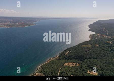 La voie navigable d'importance internationale du détroit de Dardanelles, dans le nord-ouest de la Turquie, reliant la mer Égée à la mer de Marmara et séparant l'EUR Banque D'Images