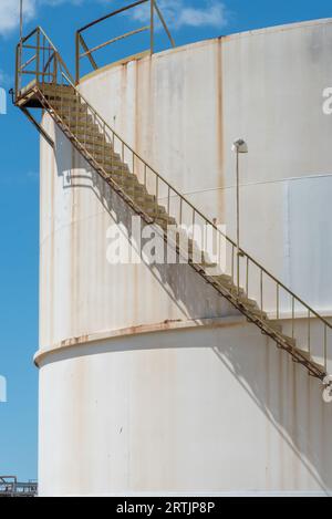 La Commonwealth Oil Refining Company, Inc., abandonnée (CORCO) se trouve sur la rive sud de Porto Rico. Il a été abandonné en 1982. Photo de Liz Roll Banque D'Images