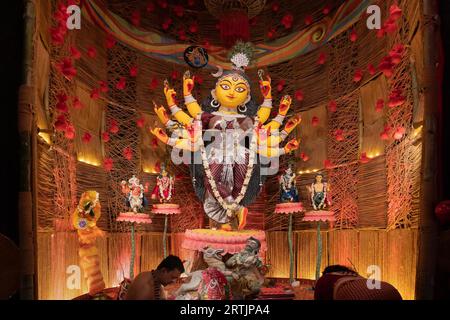 Howrah, Bengale occidental, Inde- 3 octobre 2022 : l'idole de Durga magnifiquement décorée est adorée à l'intérieur du puja pandal. Le plus grand festival de l'hindouisme. Banque D'Images