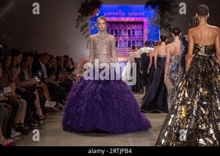 New York, États-Unis. 12 septembre 2023. NEW YORK, NEW YORK - SEPTEMBRE 12 : les mannequins marchent sur la piste du défilé de mode Pamella Roland pendant la Fashion week de New York - septembre 2023 : les spectacles à la Galerie des studios Spring le 12 septembre 2023 à New York. Crédit : Ron Adar/Alamy Live News Banque D'Images