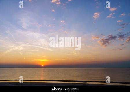 Magnifique coucher de soleil sur la mer. Reflet du coucher de soleil dans l'eau. Ciel coloré au coucher du soleil. Banque D'Images