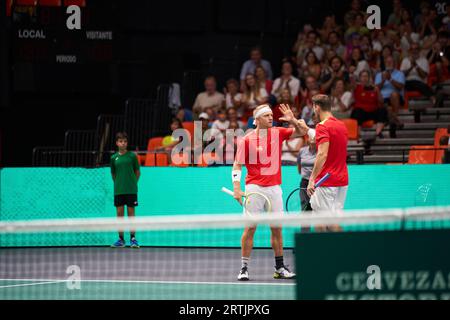 Alejandro Davidovich Fokina d’Espagne (G) et Marcel Granollers d’Espagne (R) en action lors de la finale de la coupe Davis de Valence, Groupe C, Espagne vs Tchéquie, Banque D'Images