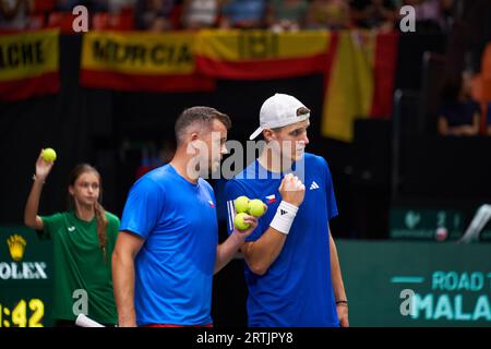 Adam Pavlasek de la République Tchèque (G) et Jakub Mensik de la République Tchèque (D) en action lors de la finale de la coupe Davis de Valence, Groupe C, Espagne vs Tchéquie, Banque D'Images