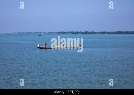 Pêche dans le Nikli Haor à l'austagramme à Kishorganj. Bangladesh Banque D'Images