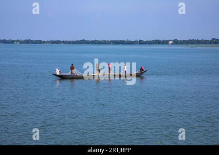 Pêche dans le Nikli Haor à l'austagramme à Kishorganj. Bangladesh Banque D'Images