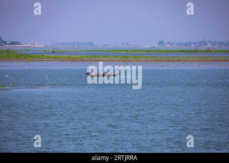 Pêche dans le Nikli Haor à l'austagramme à Kishorganj. Bangladesh Banque D'Images