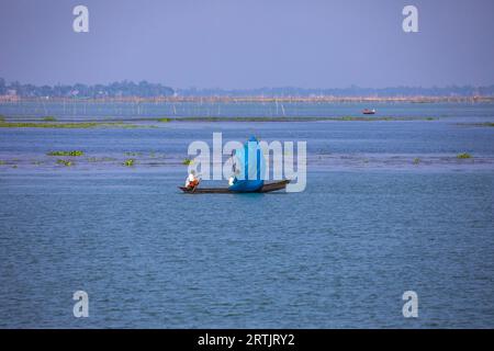 Pêche dans le Nikli Haor à l'austagramme à Kishorganj. Bangladesh Banque D'Images