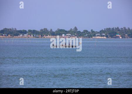 Pêche dans le Nikli Haor à l'austagramme à Kishorganj. Bangladesh Banque D'Images