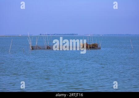 Pêche dans le Nikli Haor à l'austagramme à Kishorganj. Bangladesh Banque D'Images