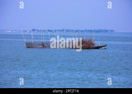 Pêche dans le Nikli Haor à l'austagramme à Kishorganj. Bangladesh Banque D'Images