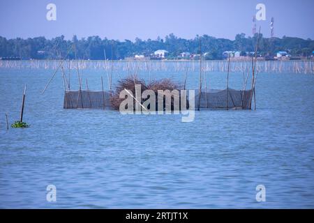 Pêche dans le Nikli Haor à l'austagramme à Kishorganj. Bangladesh Banque D'Images