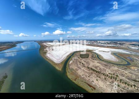 Vue aérienne des radeaux de phosphogypse au bord de la rivière Tinto. Déchets de la production d'engrais à partir de roches phosphatées déposées dans le capi Banque D'Images