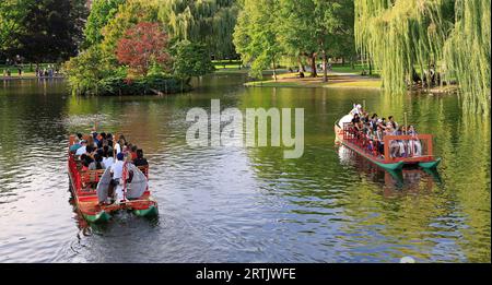 Touristes prenant un tour sur les célèbres Swan Boats établis en 1877 à Boston public Garden, États-Unis Banque D'Images