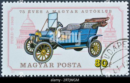 Timbre postal annulé imprimé par la Hongrie, qui montre le modèle T Ford, 1908, vers 1975. Banque D'Images