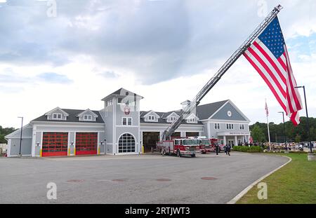 911 cérémonie de commémoration à Brewster, ma Fire Headquarters à Cape Cod, États-Unis. Quartier général de Brewster Fire avec grand drapeau américain exposé. Banque D'Images