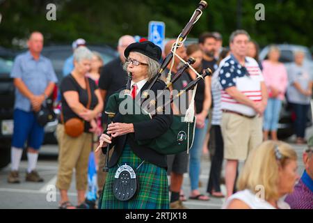 911 cérémonie de commémoration à Brewster, ma Fire Headquarters à Cape Cod, États-Unis. Un bsgpiper parade à travers la foule. Banque D'Images