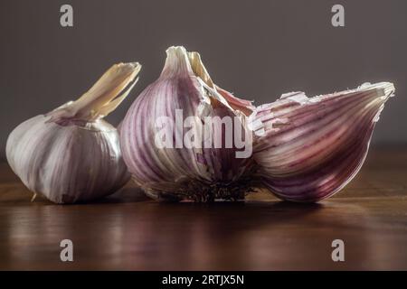 Goiania, Goias, Brésil – 24 mai 2023 : quelques têtes d’ail sur une table en bois avec une surface brillante. Banque D'Images