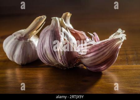 Goiania, Goias, Brésil – 24 mai 2023 : quelques têtes d’ail sur une table en bois avec une surface brillante. Banque D'Images