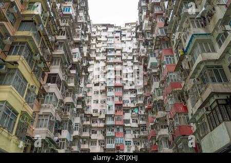 Yick Cheong Monster Building, un grand immeuble claustrophobe à Quarry Bay avec beaucoup de maisons de gens entassées dans un petit espace Hong Kong Banque D'Images