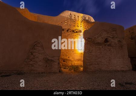 Les murs de la vieille ville de Diriyah sont illuminés la nuit, à Riyad, en Arabie Saoudite Banque D'Images