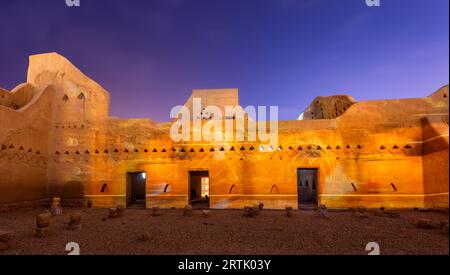 Les murs de la vieille ville de Diriyah sont illuminés la nuit, à Riyad, en Arabie Saoudite Banque D'Images