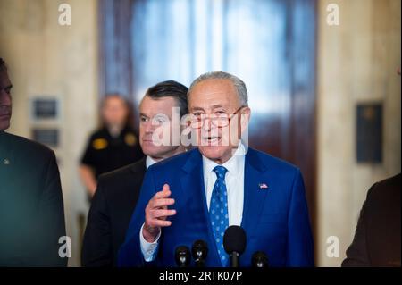 Chuck Schumer (démocrate de New York), leader de la majorité au Sénat des États-Unis, prononce une allocution lors d'un point de presse lors du Forum sur l'intelligence artificielle bipartisane (IA) du Sénat des États-Unis dans la salle Kennedy Caucus sur Capitol Hill à Washington, DC, le mercredi 13 septembre 2023. Crédit : Rod Lamkey/CNP Banque D'Images
