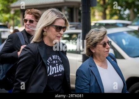 Meredith Stiehm, présidente, Writers Guild of America (WGA), à gauche, et Randi Weingarten, présidente de la Fédération américaine des enseignants (AFT), à droite, arrive pour le Forum inaugural sur l’intelligence artificielle avec les principales parties prenantes de l’IA pour aider à forger un consensus bipartisan sur la législation pour capitaliser sur cette technologie transformatrice, au Russell Senate Office Building à Washington, DC, mercredi 13 septembre 2023. Crédit : Rod Lamkey/CNP Banque D'Images