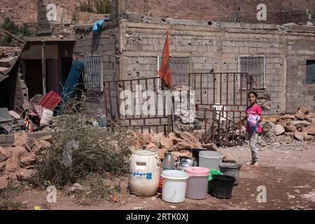 Le 12 septembre 2023, Talat n'Yaaqoub, Maroc : une fille est vue à côté de sa maison endommagée près du village, Talat n'Yaaqoub. Les sauveteurs locaux et internationaux sont sur leur dernière strade de leur mission dans le village, Talat n'Yaaqoub, épicentre du tremblement de terre désastreux au Maroc et au sud de Marrakech, alors que les «72 heures dorées» pour sauver les survivants sont passées. Les villages de la région montagneuse de l'Atlas ont le plus souffert du tremblement de terre. Les membres de la famille de la victime accusés de l'accès difficile à la région montagneuse et de la lenteur de la réponse du gouvernement ont entravé l'effort de sauvetage. Banque D'Images