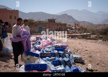 Le 12 septembre 2023, Talat n'Yaaqoub, Maroc : des villageois sont vus en train d'organiser de l'aide humanitaire près d'un bâtiment détruit dans le village, Talat n'Yaaqoub. Les sauveteurs locaux et internationaux sont sur leur dernière strade de leur mission dans le village, Talat n'Yaaqoub, épicentre du tremblement de terre désastreux au Maroc et au sud de Marrakech, alors que les «72 heures dorées» pour sauver les survivants sont passées. Les villages de la région montagneuse de l'Atlas ont le plus souffert du tremblement de terre. Les membres de la famille de la victime ont accusé l'accès difficile à la région montagneuse et la lenteur de la réponse du gouvernement Banque D'Images