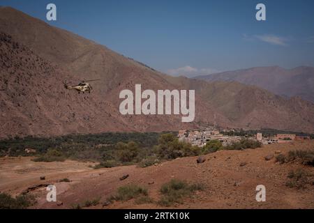 12 septembre 2023, Talat n'Yaaqoub, Maroc : un hélicoptère assistant aux opérations de sauvetage est vu voler vers le village de Talat n'Yaaqoub. Les sauveteurs locaux et internationaux sont sur leur dernière strade de leur mission dans le village, Talat n'Yaaqoub, épicentre du tremblement de terre désastreux au Maroc et au sud de Marrakech, alors que les «72 heures dorées» pour sauver les survivants sont passées. Les villages de la région montagneuse de l'Atlas ont le plus souffert du tremblement de terre. Les membres de la famille de la victime ont accusé l'accès difficile à la région montagneuse et la lenteur de la réponse du gouvernement Banque D'Images