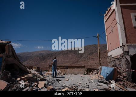 Le 12 septembre 2023, Talat n'Yaaqoub, Maroc : un hélicoptère est vu voler tandis qu'un journaliste documente près du village détruit, Talat n'Yaaqoub. Les sauveteurs locaux et internationaux sont sur leur dernière strade de leur mission dans le village, Talat n'Yaaqoub, épicentre du tremblement de terre désastreux au Maroc et au sud de Marrakech, alors que les «72 heures dorées» pour sauver les survivants sont passées. Les villages de la région montagneuse de l'Atlas ont le plus souffert du tremblement de terre. Les membres de la famille de la victime ont accusé l'accès difficile à la zone de montagne et la lenteur de la réponse du gouvernement ont obs Banque D'Images