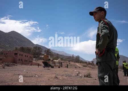 12 septembre 2023, Talat n'Yaaqoub, Maroc : un officier marocain est vu à côté de l'hélicoptère qui participe aux opérations de sauvetage dans le village de Talat n'Yaaqoub. Les sauveteurs locaux et internationaux sont sur leur dernière strade de leur mission dans le village, Talat n'Yaaqoub, épicentre du tremblement de terre désastreux au Maroc et au sud de Marrakech, alors que les «72 heures dorées» pour sauver les survivants sont passées. Les villages de la région montagneuse de l'Atlas ont le plus souffert du tremblement de terre. Les membres de la famille de la victime ont accusé l'accès difficile à la zone de montagne et la lenteur res Banque D'Images