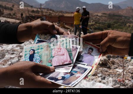 12 septembre 2023, Talat n'Yaaqoub, Maroc : des photos ont été trouvées dans les décombres du village de Talat n'Yaaqoub. Les sauveteurs locaux et internationaux sont sur leur dernière strade de leur mission dans le village, Talat n'Yaaqoub, épicentre du tremblement de terre désastreux au Maroc et au sud de Marrakech, alors que les «72 heures dorées» pour sauver les survivants sont passées. Les villages de la région montagneuse de l'Atlas ont le plus souffert du tremblement de terre. Les membres de la famille de la victime accusés de l'accès difficile à la région montagneuse et de la lenteur de la réponse du gouvernement ont entravé l'effort de sauvetage. (CR Banque D'Images