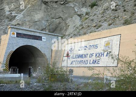 Karakoram Highway Pak-China Friendship tunnel au lac Attabad Banque D'Images