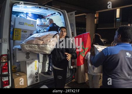 ENSCHEDE - les résidents locaux chargent un camion après une campagne spontanée de collecte de fonds à Enschede pour les victimes du tremblement de terre au Maroc. Les fournitures de secours seront transférées au Maroc à une fondation amicale qui assurera une distribution plus poussée dans la zone sinistrée. ANP VINCENT JANNINK netherlands Out - belgique Out Banque D'Images