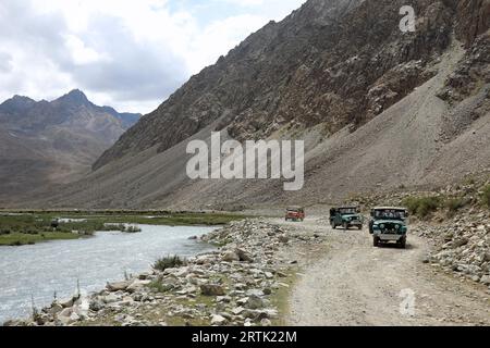 Jeeps touristiques au col de Shandur dans le nord du Pakistan Banque D'Images