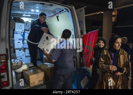 ENSCHEDE - les résidents locaux chargent un camion après une campagne spontanée de collecte de fonds à Enschede pour les victimes du tremblement de terre au Maroc. Les fournitures de secours seront transférées au Maroc à une fondation amicale qui assurera une distribution plus poussée dans la zone sinistrée. ANP VINCENT JANNINK netherlands Out - belgique Out Banque D'Images