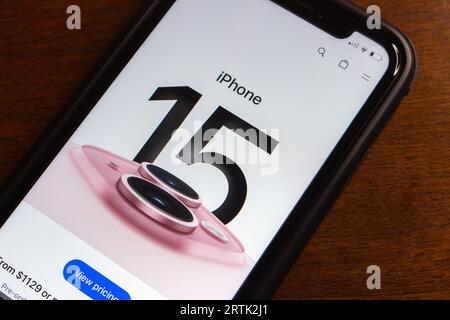 Site officiel de l'iPhone 15. L'iPhone 15 est un smartphone conçu par Apple Inc. Et la 17e génération de sa série, succédant à l'iPhone 14. Banque D'Images